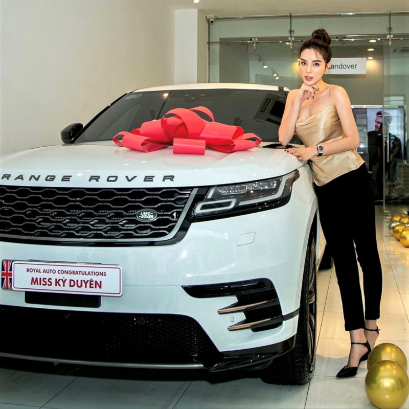 Hoa hậu Kỳ Duyên tại buổi nhận xe Range Rover Velar R-Dynamic SE 1