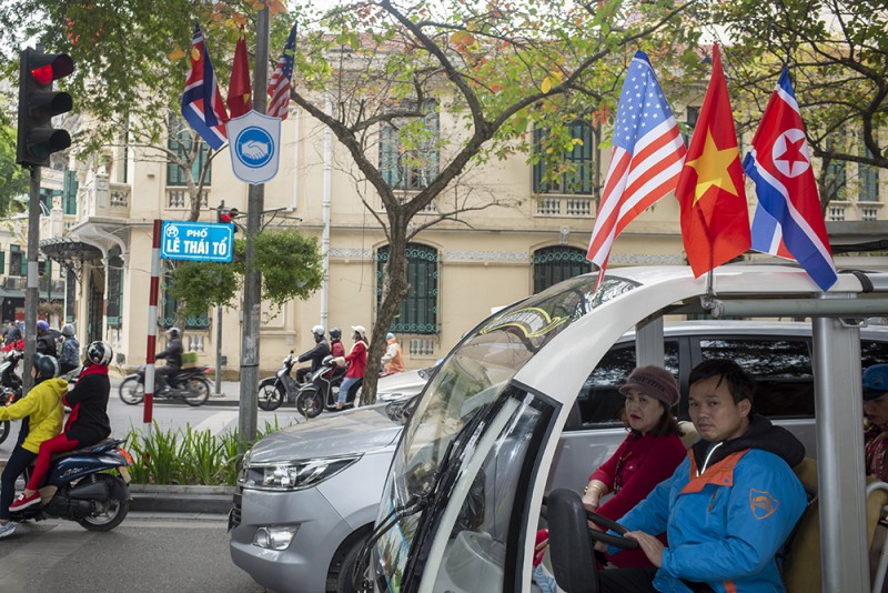 Cờ ba nước Việt Nam, Mỹ và Triều Tiên xuất hiện nhiều nơi ở Hà Nội.