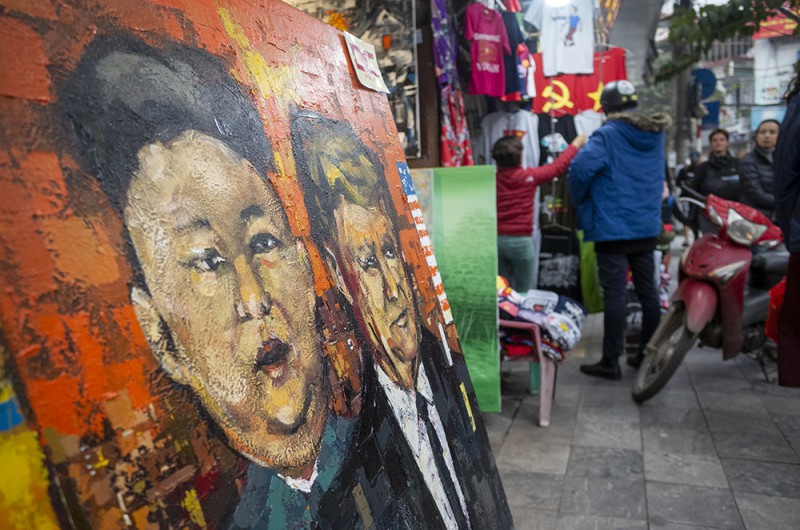 Tranh minh họa ông Donald Trump và Kim Jong-un được trưng bày trên đường phố Hà Nội.