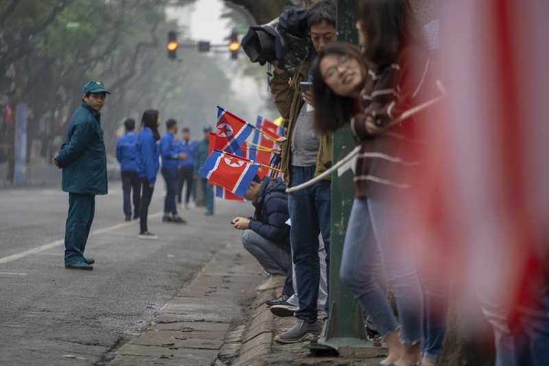 Hàng dài người cầm cờ, háo hứng chờ đoàn xe của nhà lãnh đạo Triều Tiên đi qua.