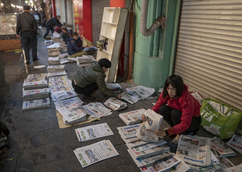 4 giờ sáng trên phố Đinh Lễ, các tiểu thương đang sắp xếp báo để kịp đưa đi các sạp báo trong buổi sáng cùng ngày.