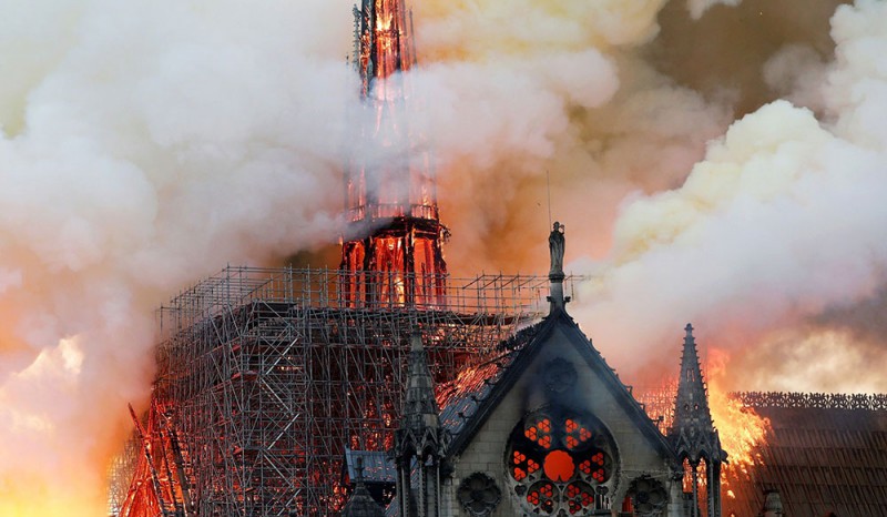 Ngọn lửa hung dữ thiêu rụi phần trung tâm nhà thờ Đức Bà Paris
