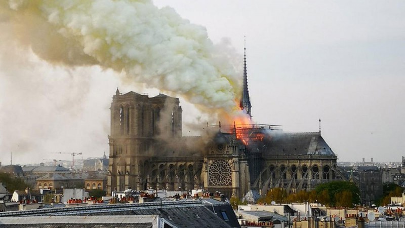 Ngọn lửa làm đổ sụp ngọn tháp cao nhất của nhà thờ