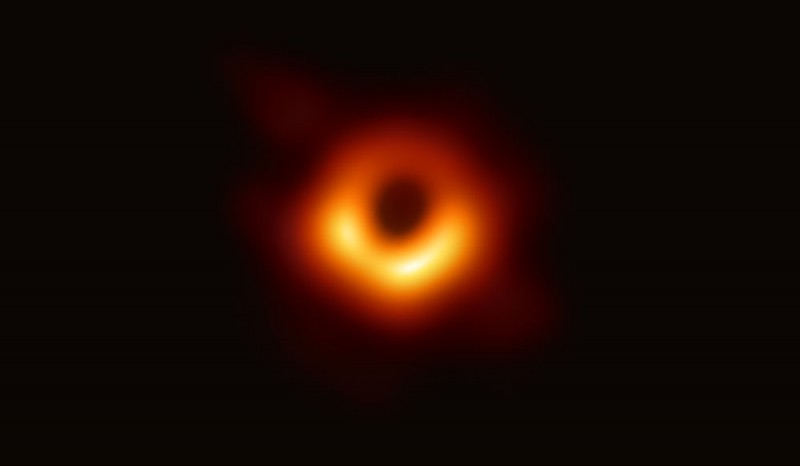 Hố đen vũ trụ siêu lớn, nằm ở trung tâm hành tinh M87, cách Trái đất 54 triệu năm ánh sáng (Ảnh: EHT)