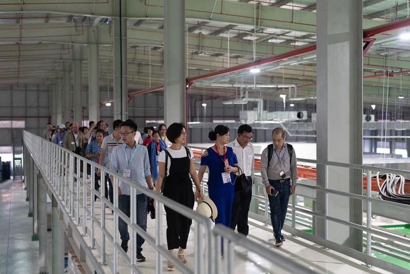 Đoàn đại biểu quốc tế đi thăm máy móc và dây chuyền sản xuất hiện đại trong nhà máy Tanifood. (Ảnh: Bảo Zoãn)