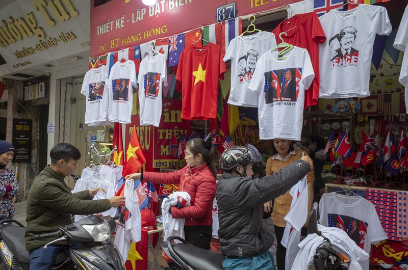 Những quầy hàng áo lưu niệm trên phố Hàng Bông (Hà Nội) tấp nập người xem và mua hàng mỗi dịp sự kiện quan trọng.