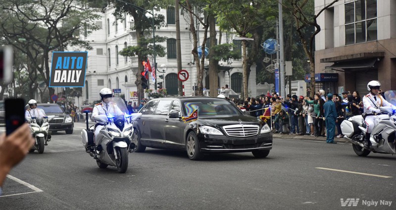 Chiếc xe Mercedes S600 Pullman Guard chống đạn chở ông Kim Jong-un trên phố Lý Thường Kiệt (Hà Nội), hướng về khách sạn Melia sáng nay 26.2 (Ảnh: James Dương)
