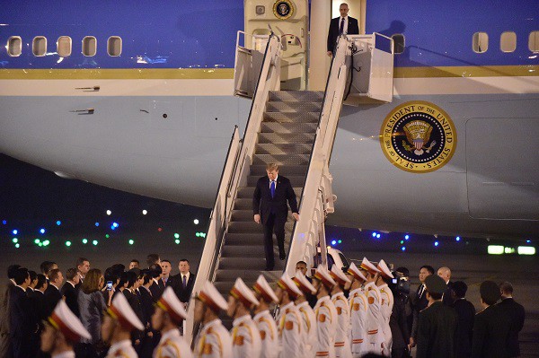 Tổng thống Mỹ, Donald Trump bước xuống cầu thang máy bay tối ngày 26.2 (Ảnh: Cổng thông tin điện tử Chính phủ))