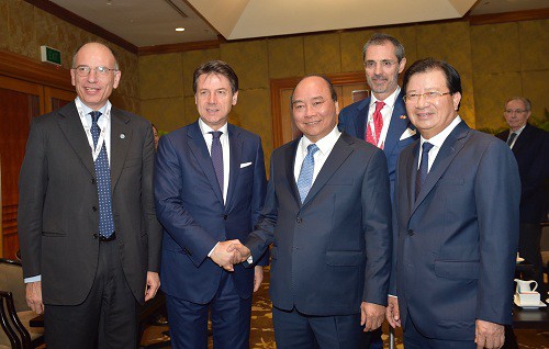 Thủ tướng Việt Nam Nguyễn Xuân Phúc và thủ tướng Italia Giuseppe Conte cùng quan chức hai nước (Ảnh: Nhật Bắc/ VGP)