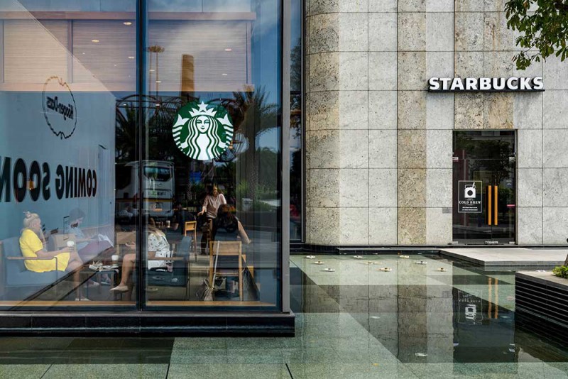 Một cửa hàng Starbucks tại chân tòa nhà Landmark 81 - TP.HCM - Ảnh: Bảo Zoãn/Nhà quản lý