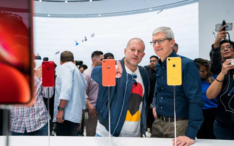 Ông Jony Ive (trái) và Tim Cook - Giám đốc điều hành Apple trong sự kiện ra mắt iPhone X năm 2018