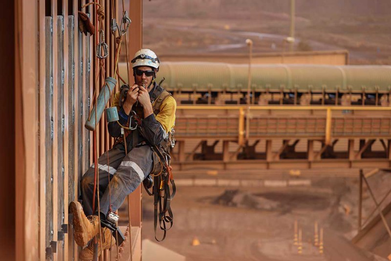 Công nhân khai thác quặng sắt tại Úc - quốc gia chiếm hơn một nửa sản lượng quặng xuất khẩu toàn thế giới (Ảnh: Shutterstock)