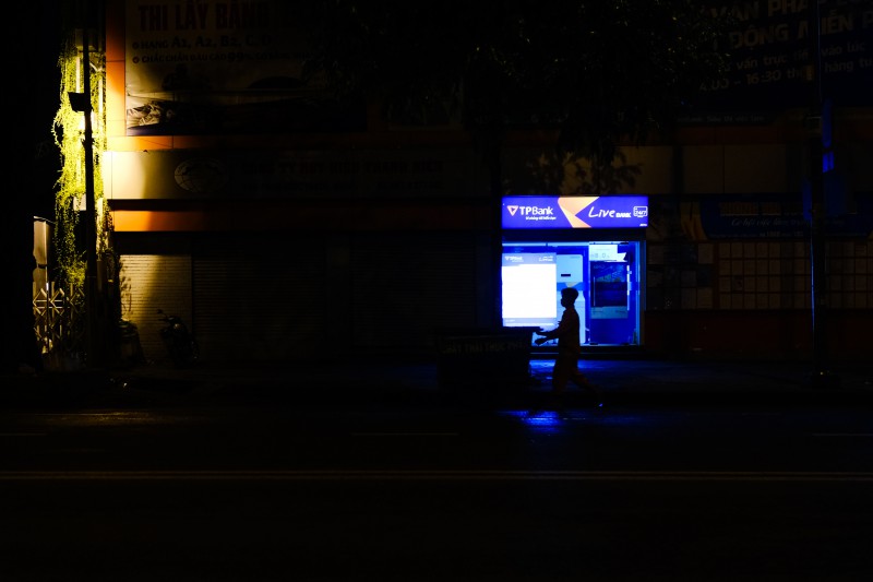 Quầy giao dịch LiveBank buổi tối muộn trên đường Phạm Ngọc Thạch, Quận 1, TP.HCM (Ảnh: Hoàng Việt)