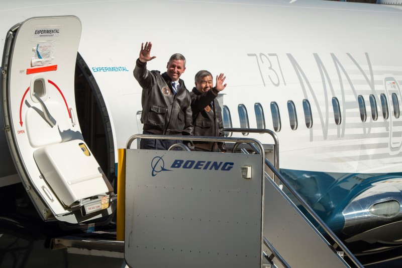 Hai phi công trong chuyến bay đầu tiên của Boeing 737 Max - ngày 29.1.2016 (Ảnh: Boeing)