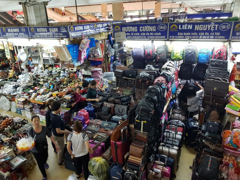 Mặc dù doanh thu hàng trăm triệu đồng đến hàng tỉ đồng mỗi tháng, các hộ kinh doanh tại chợ Đồng Xuân phần lớn vẫn không đăng ký thành lập doanh nghiệp (Ảnh: MT)