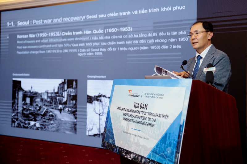 Ông Bahk Keon Kyu - người trực tiếp tham gia dự án phục hồi suối Cheong Gye Cheon phát biểu tại toạ đàm (Ảnh: Nhà Quản Lý)