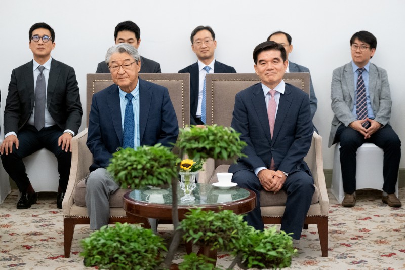 Ông Yang Yoon Jae - Cựu phó thị trưởng thành phố Seoul (trái) và ông Lee Gyeong Taek - Giám đốc điều hành CTCP Lavi E&C.