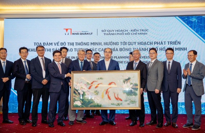 Đoàn chuyên gia Hàn Quốc tặng quà lưu niệm cho lãnh đạo thành phố Hồ Chí Minh