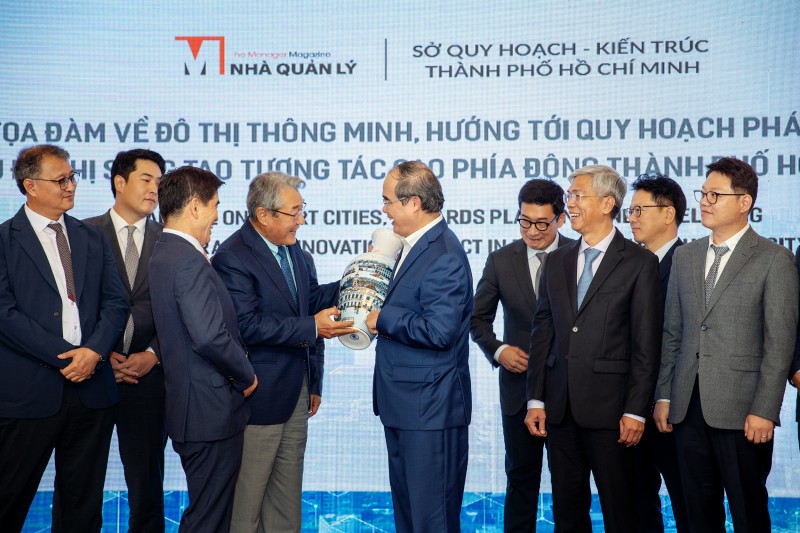Ban Tổ chức và lãnh đạo TP.HCM tặng hoa và quà lưu niệm cho các chuyên gia, cố vấn và nhà đầu tư Hàn Quốc