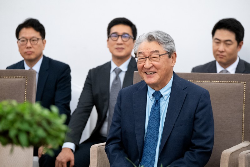 Đoàn chuyên gia, cố vấn và nhầ đầu tư Hàn Quốc, do ông Yang Yoon Jae - Cựu Phó Thị trưởng thành phố Seoul làm trưởng đoàn - trao đổi kinh nghiệm phát triển đô thị thông minh tại buổi tọa đàm (Ảnh: Tạp chí Nhà Quản Lý)