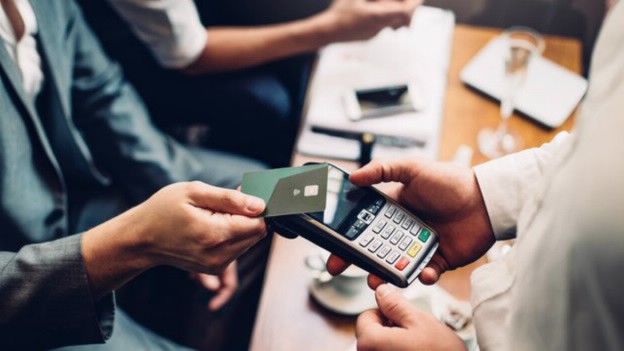 Thanh toán không tiền mặt bao gồm các hình thức quẹt thẻ cứng và qua QR Code tại ví điện tử...