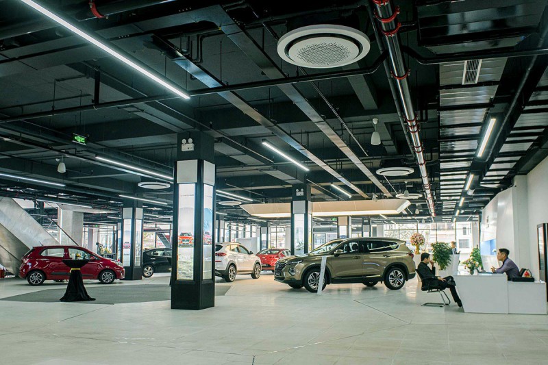 Khu vực trưng bày sản phẩm xe du lịch và thương mại của Hyundai tại tầng 1.