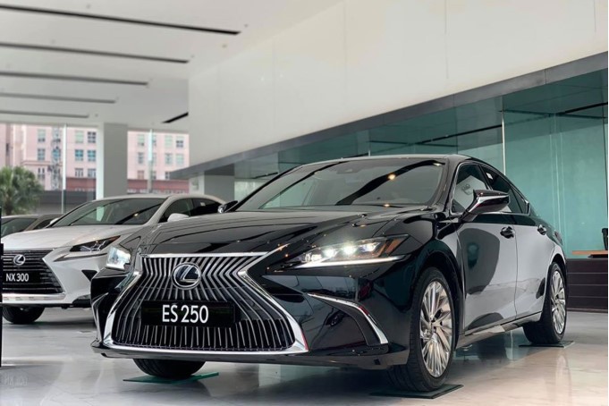 Lexus ES 250 2020 có giá gần 2,5 tỷ đồng