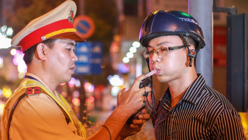 Tài xế uống rượu bia khi tham gia giao thông sẽ bị phạt nặng Tài xế uống rượu bia khi tham gia giao thông sẽ bị phạt nặng