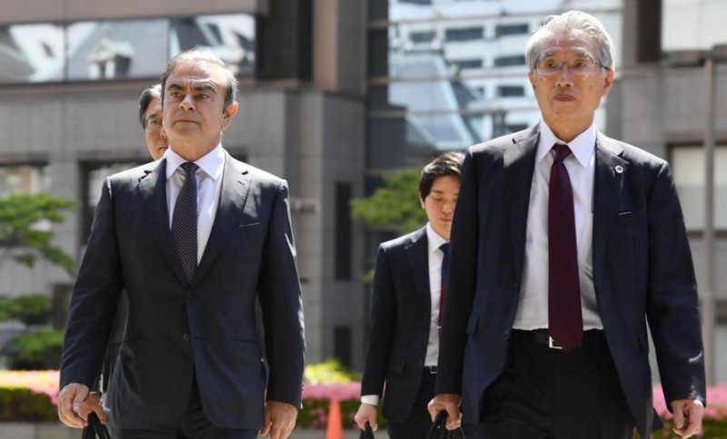 Carlos Ghosn và luật sư biện hộ Junichiro Hironaka trong một lần tới hầu tòa