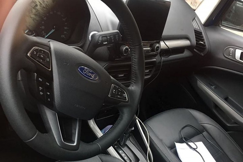 Vô-lăng của Ford EcoSport 2020 đã được tích hợp thêm tính năng Cruiser Control và Limit Control.