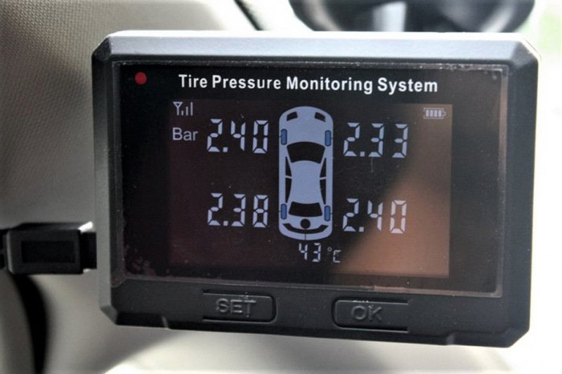 Cảm biến áp suất lốp xe truyền thông tin tới màn hình hiển thị