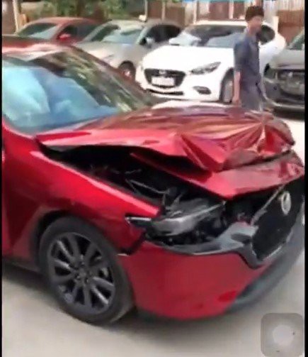 Ảnh Mazda 3 lỗi phanh trong lúc thử nghiệm - Ảnh cắt từ Video
