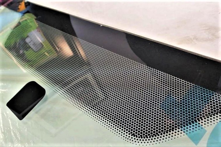 Dải chấm tròn đen trên cửa kính chắn gió ô tô giúp bảo vệ lớp keo kết dính kính chắn gió với khung xe.