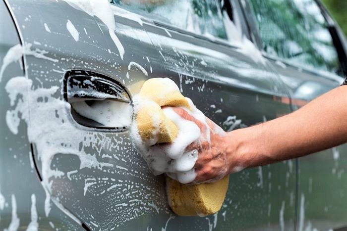 Tự rửa ô tô tại nhà có thể khiến xe dễ hỏng hơn.