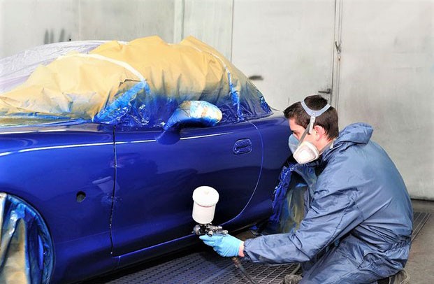 Quy trình bảo dưỡng sơn xe ô tô được thực hiện chuyên nghiệp.