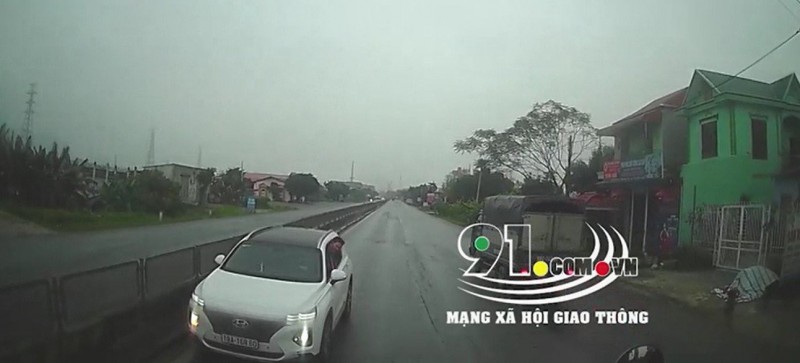 Tài xế xe ngược chiều chửi xe đi đúng đường - Ảnh cắt từ Video 91.com.vn