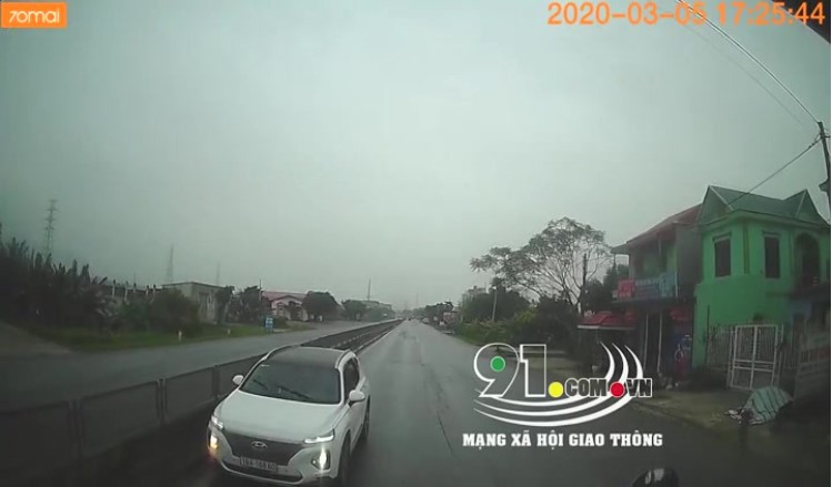 Xe Hyundai Santa Fe đi ngược chiều trên quốc lộ 1A - Ảnh cắt từ Video 91.com.vn