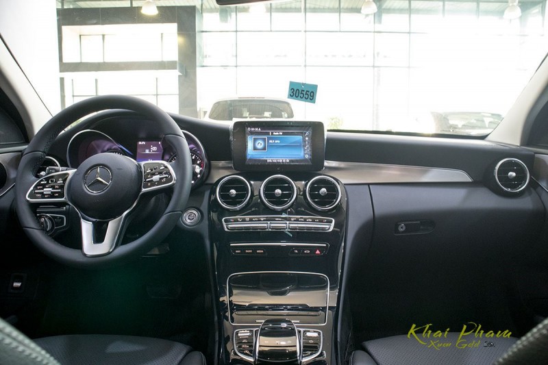 Mercedes-Benz C 180 2020 có khoang nội thất sang trọng.