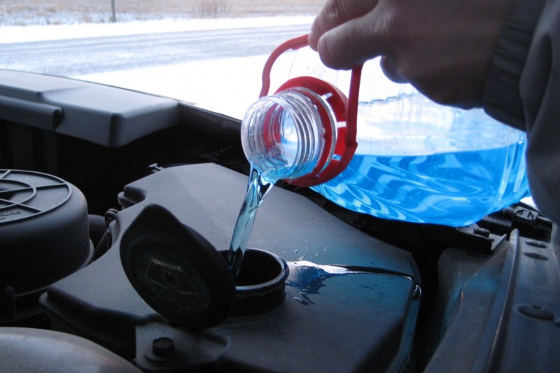 Nước làm mát có tác dụng giải nhiệt cho động cơ ô tô.