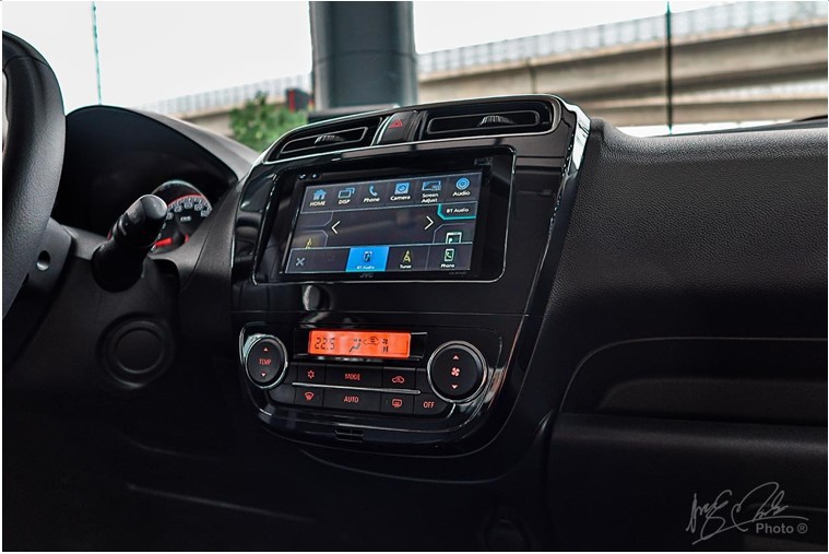 Màn hình cảm ứng 7 inch trên Mitsubishi Attrage 2020 được tích hợp kết nốiAndroid Auto và Apple CarPlay.