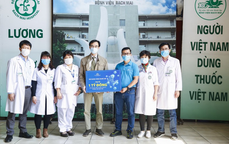 Ông Nguyễn Thành Lưu, Trưởng ban Marketing & Truyền thông Tập đoàn CMC trao tặng ủng hộ 1 tỷ đồng cho BGĐ Bệnh viện Bạch Mai. - Ảnh: CMC
