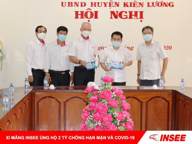 (Hình Đại diện Xi Măng INSEE Việt Nam trao tặng khẩu trang và nước rửa tay hỗ trợ phòng chống dịch COVID-19 cho huyện Kiên Lương, tỉnh Kiên Giang)
