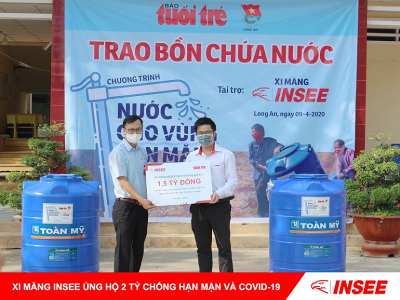 (Hình Đại diện Xi Măng INSEE Việt Nam trao tặng khẩu trang và nước rửa tay hỗ trợ phòng chống dịch COVID-19 cho huyện Kiên Lương, tỉnh Kiên Giang)