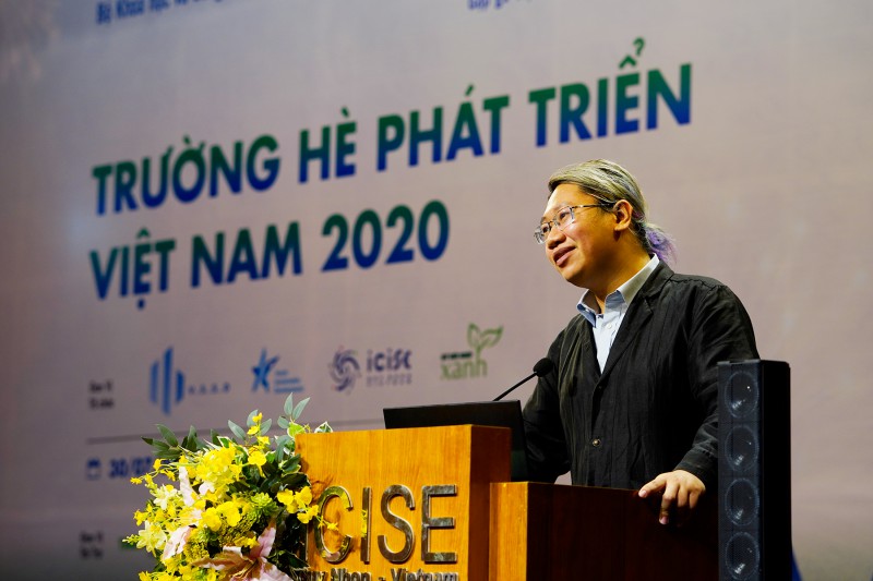 Ông Nguyễn Thành Danh – Trưởng ban tổ chức Trường hè Phát triển Việt Nam phát biểu khai mạc chương trình.