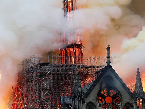 Nhà thờ Đức Bà Paris bốc cháy