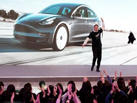 Elon Musk nhảy nhót cực sung trong lễ giao xe Model 3 tại Trung Quốc