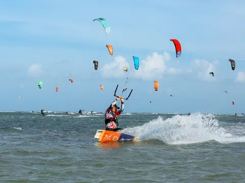 Rực rỡ “vũ điệu” lướt ván diều quốc tế trên biển Ninh Thuận