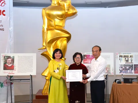 Nhà giáo Nguyễn Thị Mỹ Dung trao tặng gần 300 kỷ vật cho Bảo tàng Phụ nữ Việt Nam