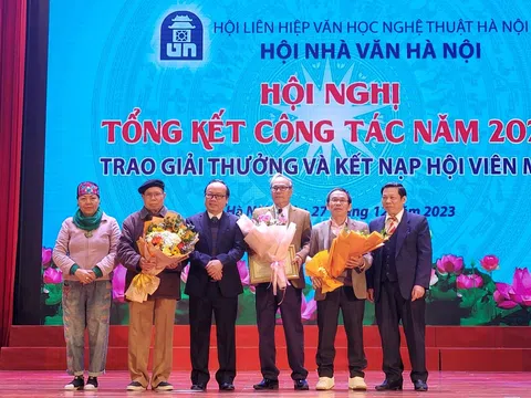 Hội Nhà văn Hà Nội tặng thưởng Thành tựu văn học trọn đời cho Nhà văn Ma Văn Kháng