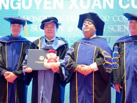 Đại học Quốc tế Hoa Kỳ sắc phong học hàm Giáo sư danh dự cho Bác sĩ Nguyễn Xuân Cương